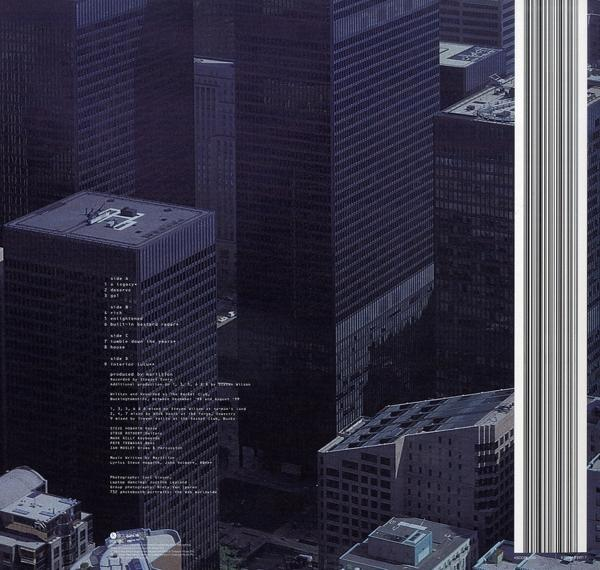 Eine Stadtlandschaft mit hohen Gebäuden und einem Barcode auf der rechten Seite, mit Text auf der linken Seite.