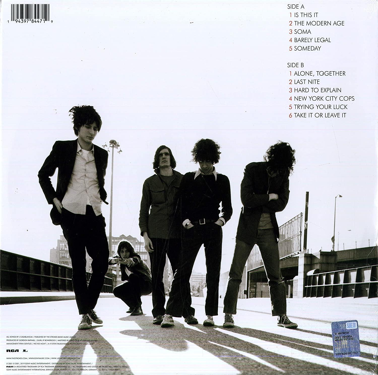 Albumcover einer Band mit fünf Mitgliedern vor einer Stadtkulisse, schwarz-weiß.