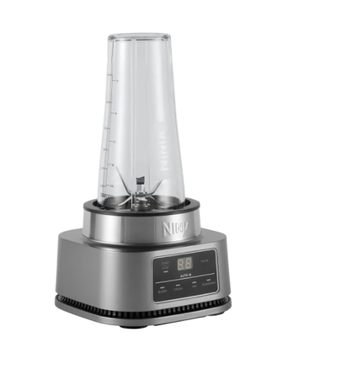 Ein Ninja-Mixer mit einem transparenten Kunststoffbehälter und silbernem Sockel. Er hat ein digitales Display und mehrere Tasten.