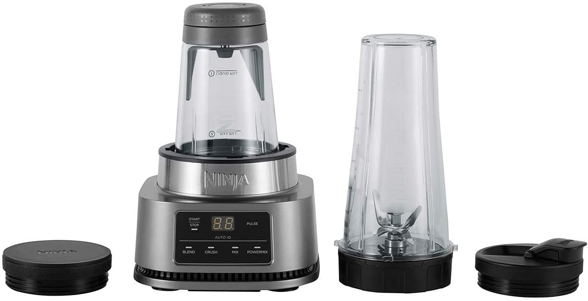 Ein Ninja-Blender-Set mit mehreren Komponenten, einschließlich Basis, Mixbehältern und Deckeln. Die Farben sind Silber und Schwarz.
