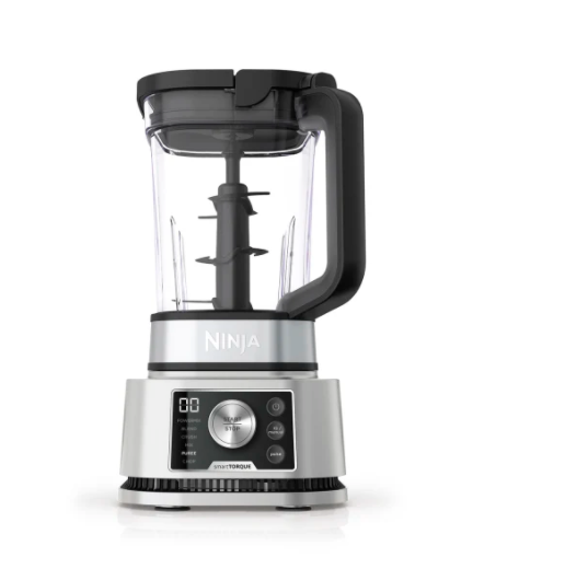 Ein Ninja-Mixer mit transparentem Behälter und schwarzem Griff, silberner Basis mit Bedienelementen. Das Ninja-Logo ist sichtbar.