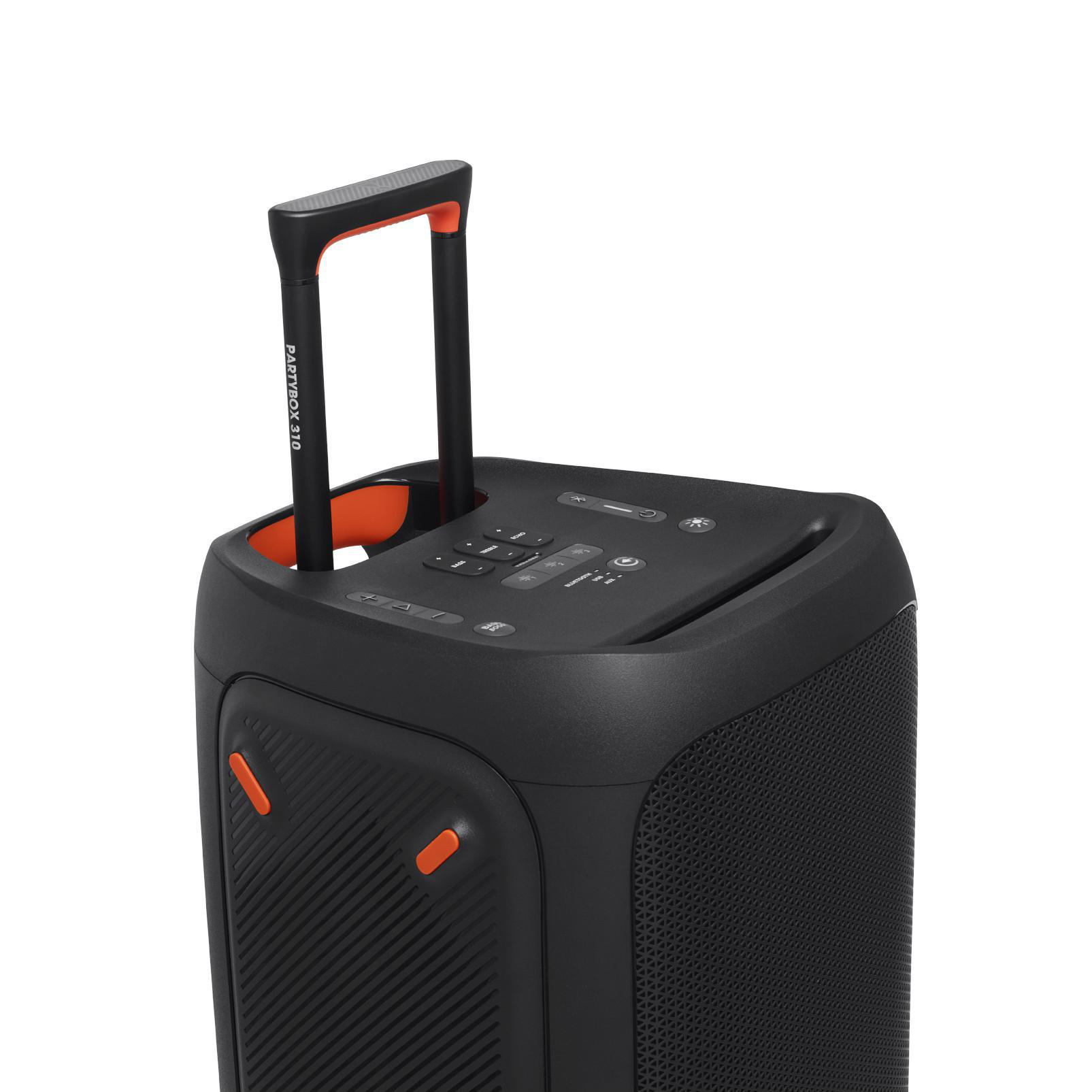 Ein schwarzer JBL PartyBox 310 Lautsprecher mit orangefarbenem Griff und Bedienfeld oben.