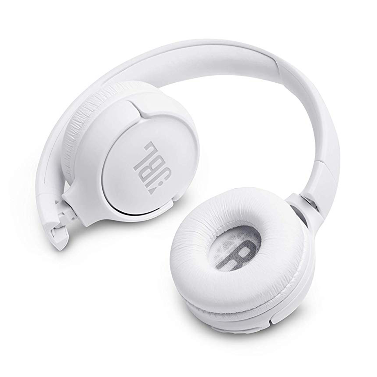 Katlanmış beyaz JBL kulaklıklar, kulaklıkları ve kafa bandını gösteriyor. JBL logosu görünür.