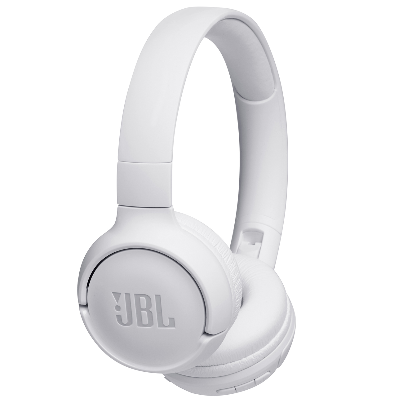 Beyaz JBL kulaklık. Kulaklıklar, kavisli bir kafa bandı ve kulaklıklarla kulak üstü tarzındadır.
