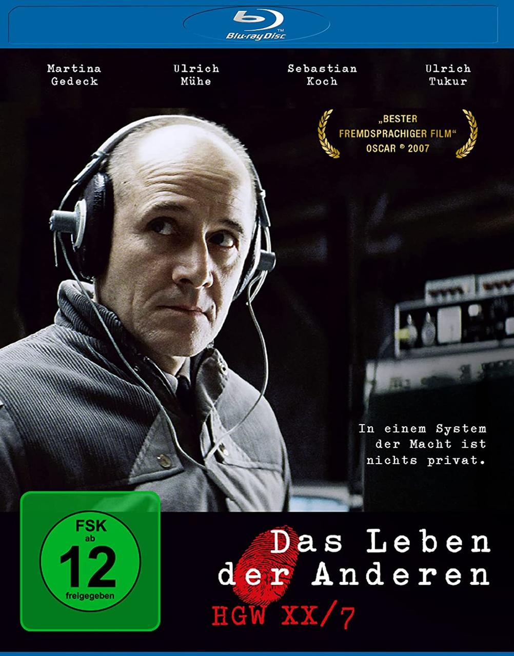 Filmposter: Ein älterer Mann mit Kopfhörern, mit Filmtitel und Schauspielernamen.