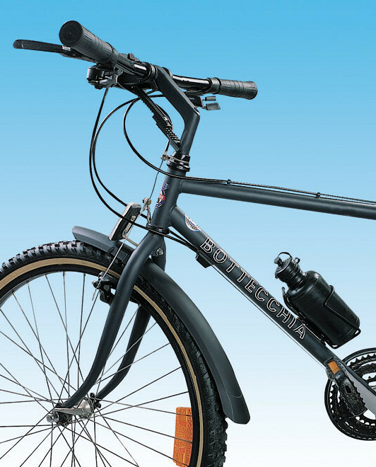 Fekete kerékpár Bottecchia logóval, kulacs, fekete sárvédővel, kék égen.