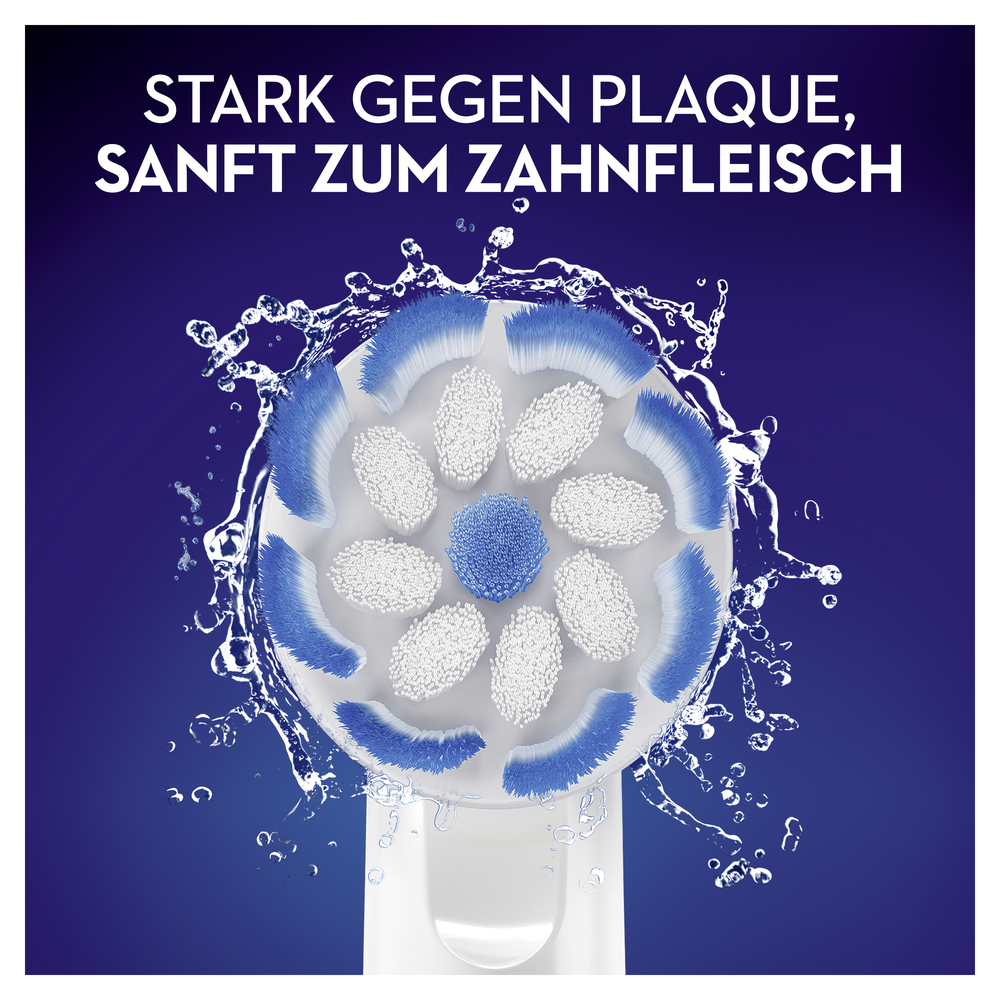 Nahaufnahme eines Zahnbürstenkopfes mit blauen und weißen Borsten, umgeben von Wassertropfen auf blauem Hintergrund.