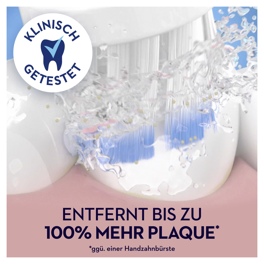 Nahaufnahme von Zähnen, die mit einer Zahnbürste und Wasser gereinigt werden.