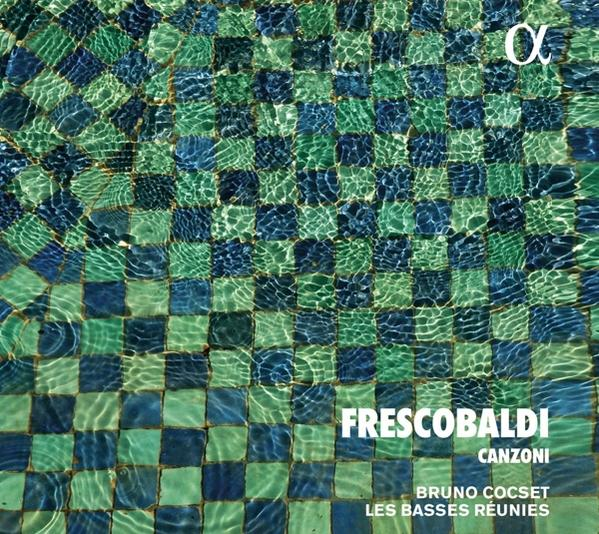 Une piscine carrelée carrée avec des carrés verts et bleus est visible. La couverture de l'album de Frescobaldi est au dessus.