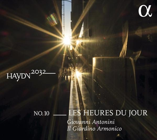 CD-hoes. Haydn 2032 album met een zonnestraal en gebouw silhouetten in een donkere omgeving.