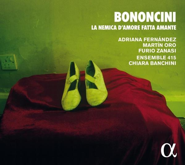 Pochette d'album avec des chaussures jaunes sur un tissu rouge, fond vert.