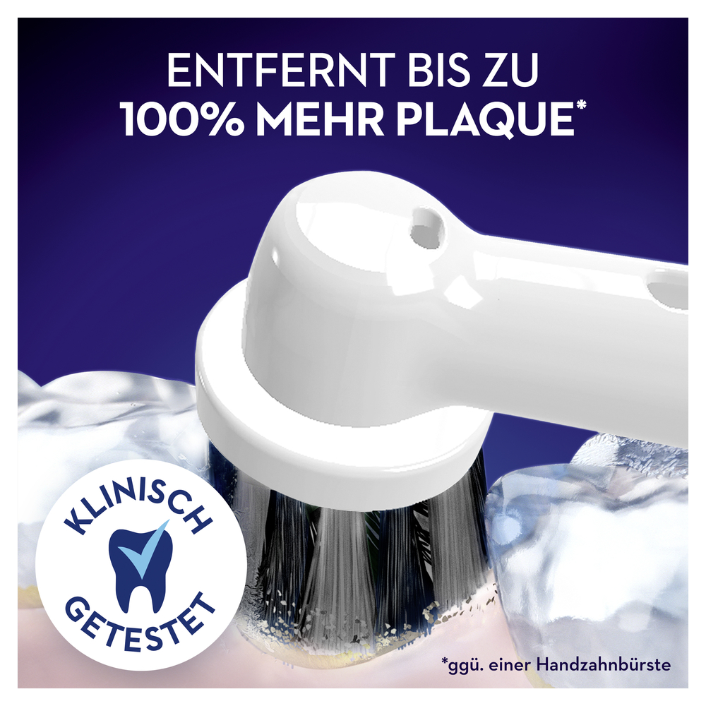 Nahaufnahme einer elektrischen Zahnbürste, die Zähne putzt, mit einem klinischen Testlogo.
