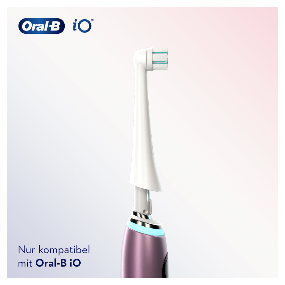 Nahaufnahme einer lila Zahnbürste mit "Oral-B iO" Text, auf einem Gradienten-Hintergrund.