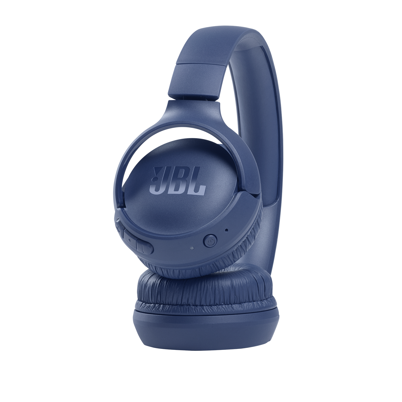 Siyah arka plan üzerinde mavi JBL kulaklıklar.
