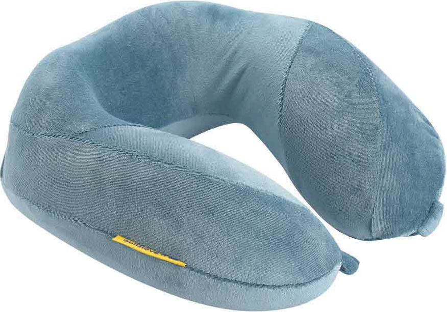 Un cuscino da viaggio blu per il collo. Il cuscino è a forma di U e in materiale morbido.