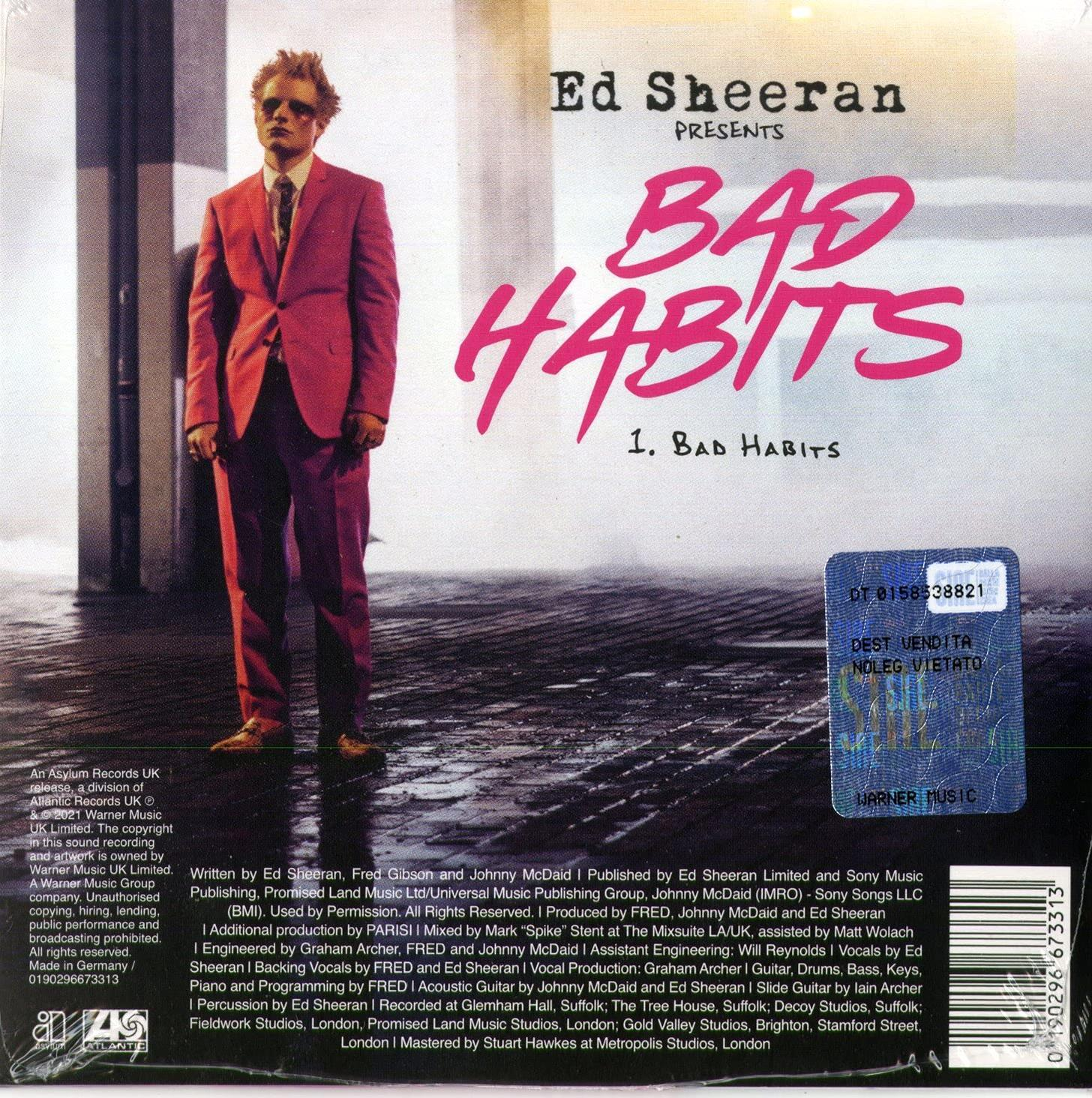 Ed Sheeran Albumcover. Er steht in rotem Anzug vor dem Albumtitel „Bad Habits“.
