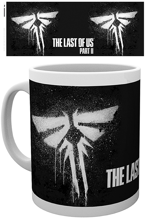 Egy fehér bögre a The Last of Us Part II logójával. A logó egy fehér szentjánosbogár szimbólum fekete háttéren.