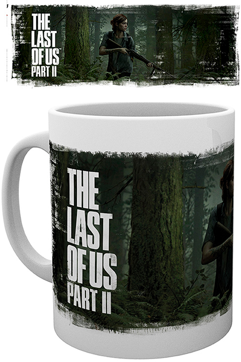 Egy fehér bögre, egy erdőben fegyvert tartó személy képével. A "The Last of Us Part II" szöveg is látható.