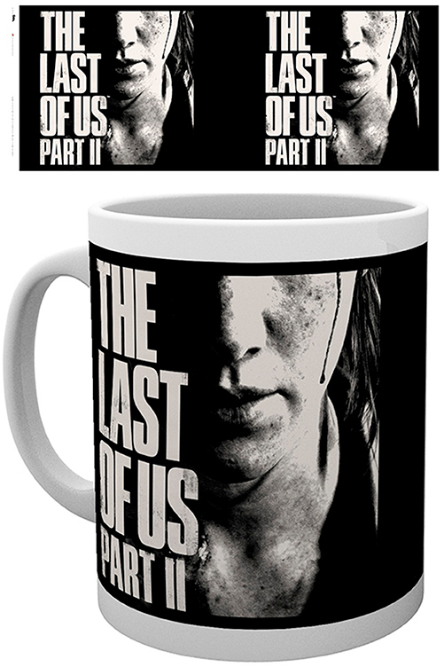Fehér bögre a 'The Last of Us Part II' logóval és egy személy arcának szürkeárnyalatos képével.