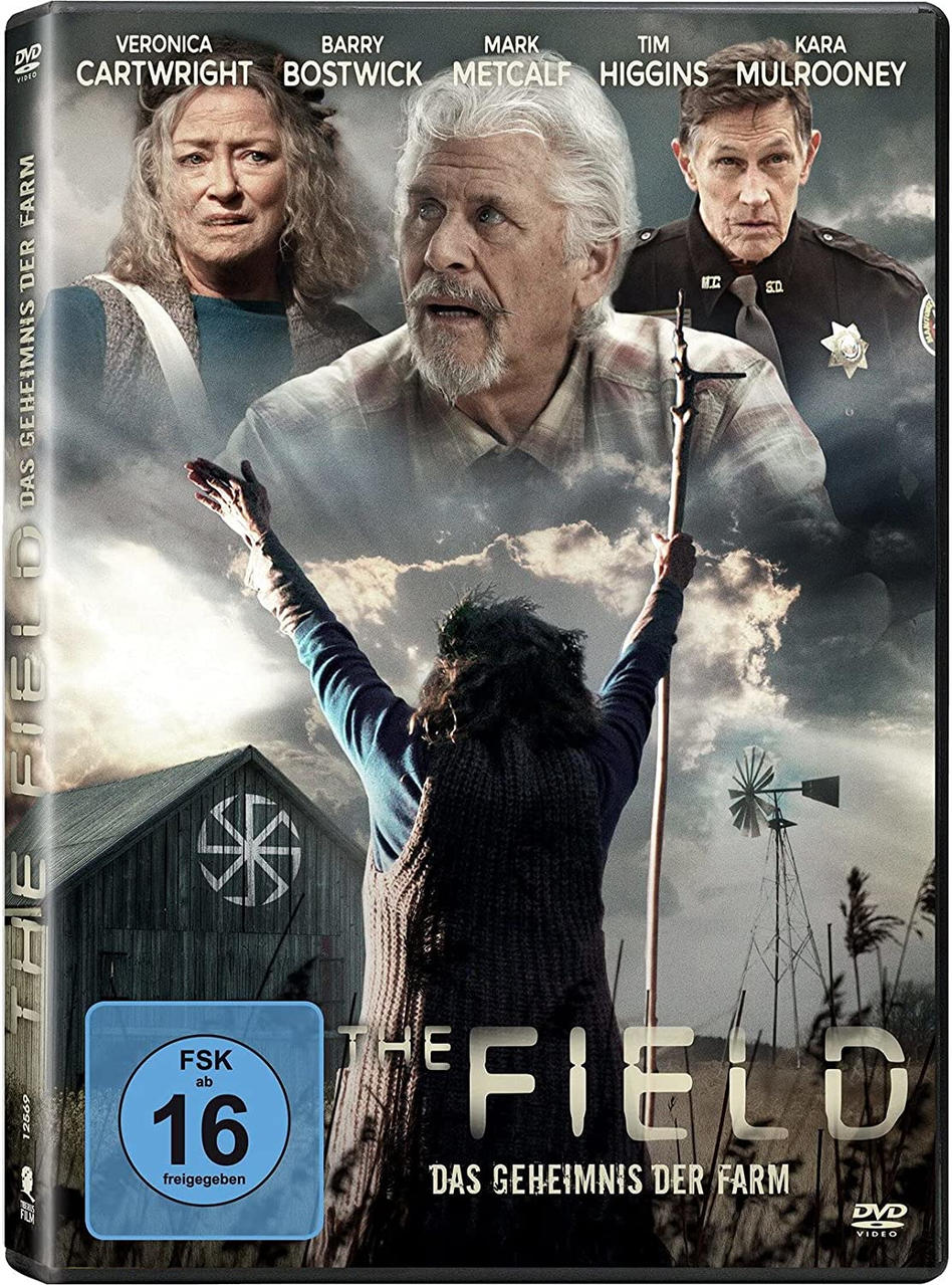 DVD-Cover für 'The Field'. Schauspieler werden gezeigt, eine Frau hebt die Hände vor Scheune und Windmühle.