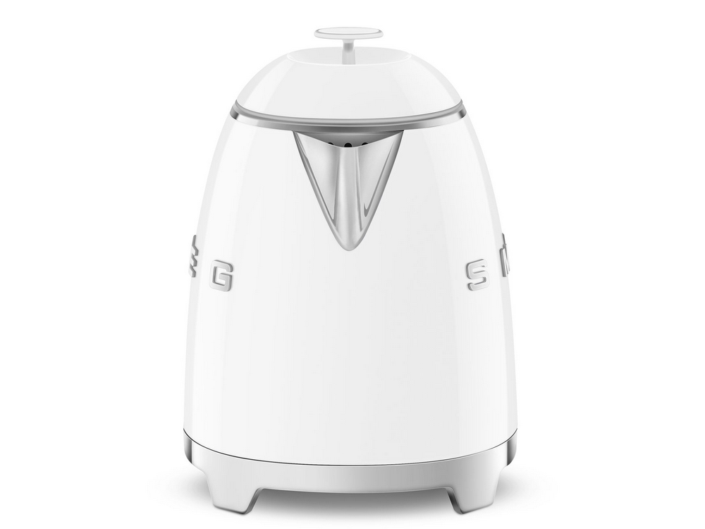 Un hervidor Smeg blanco con detalles plateados y logo.