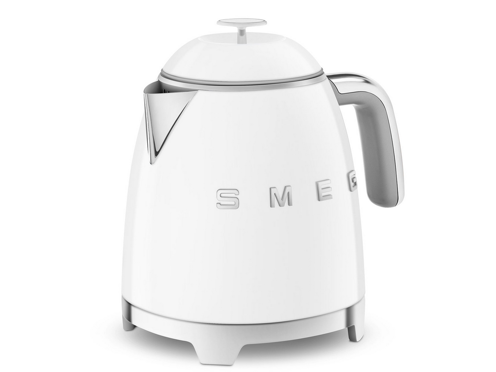 Un hervidor SMEG blanco con detalles cromados y asa gris.