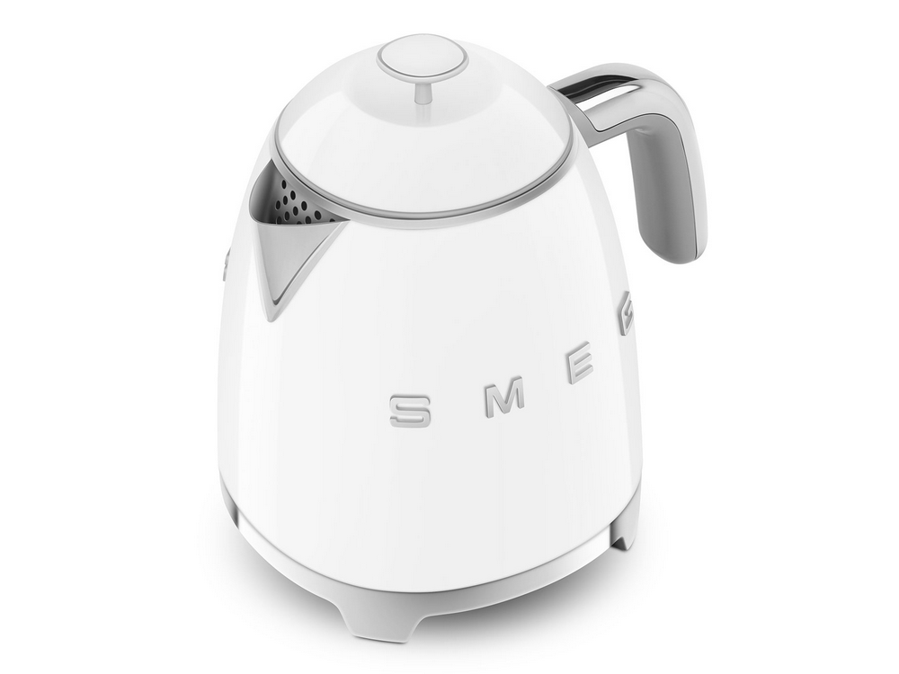 Un hervidor Smeg blanco con asa plateada sobre fondo blanco.