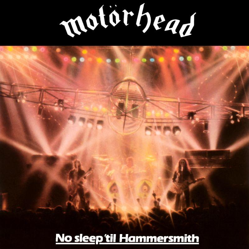 Motörhead koncertfotó. A zenekar a színpadon, fényekkel és diszkógömbbel. Szöveg: No Sleep 'til Hammersmith.