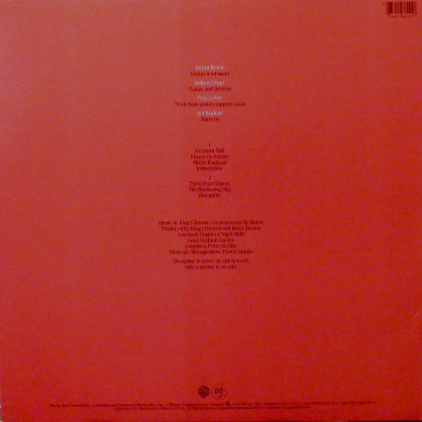 Piros album borítója fehér szöveggel. Felsorolja a zenekar tagjait, a dalok címeit és a produkciós stábot. A logó alul található.