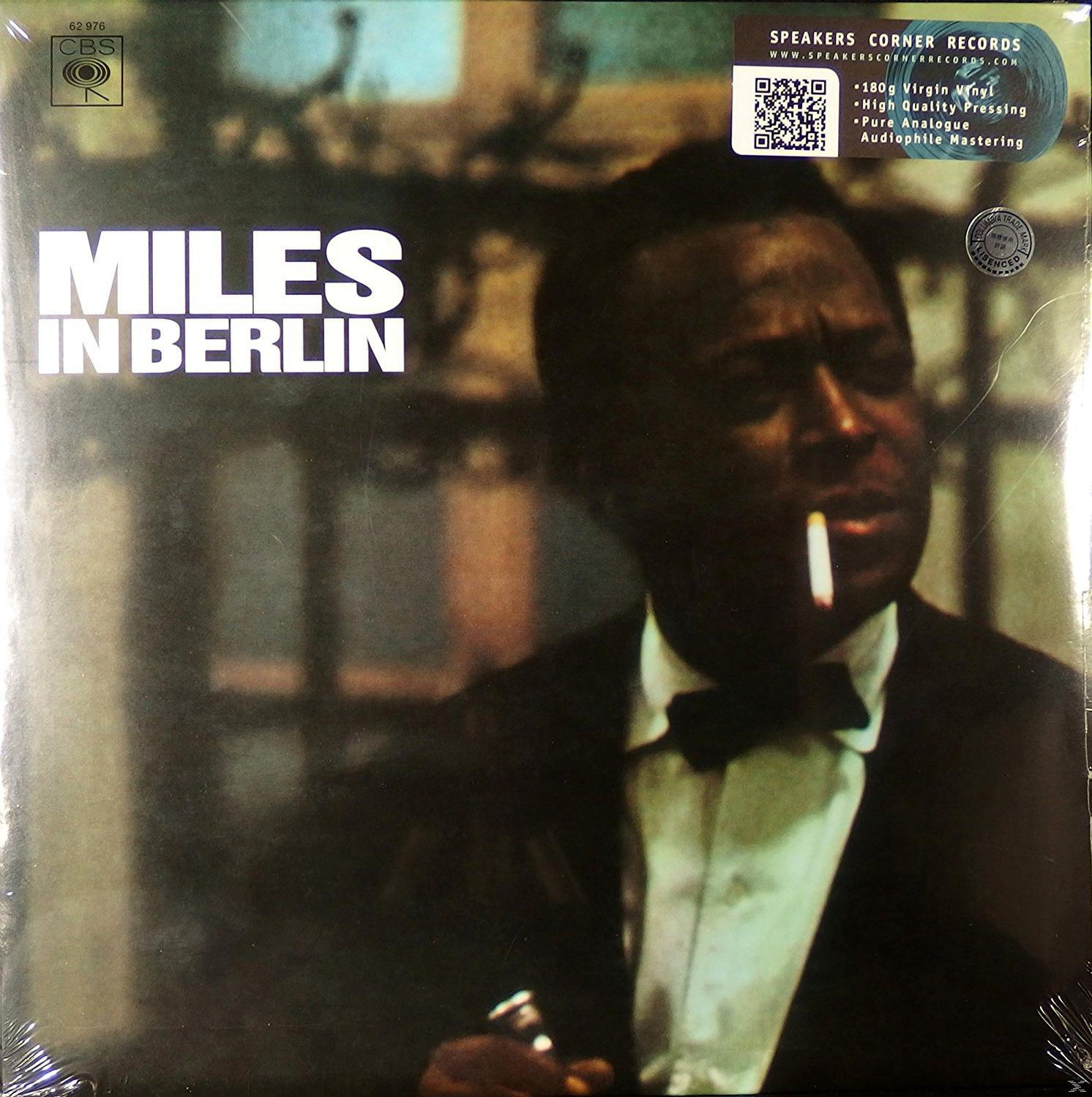 Miles Davis album borítója, dohányzik, fekete-fehérben.