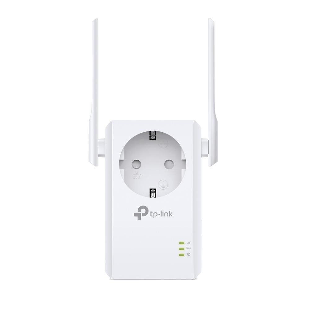 Weißer TP-Link WLAN-Repeater mit zwei Antennen, eingesteckt in eine Steckdose. Weißer Hintergrund.