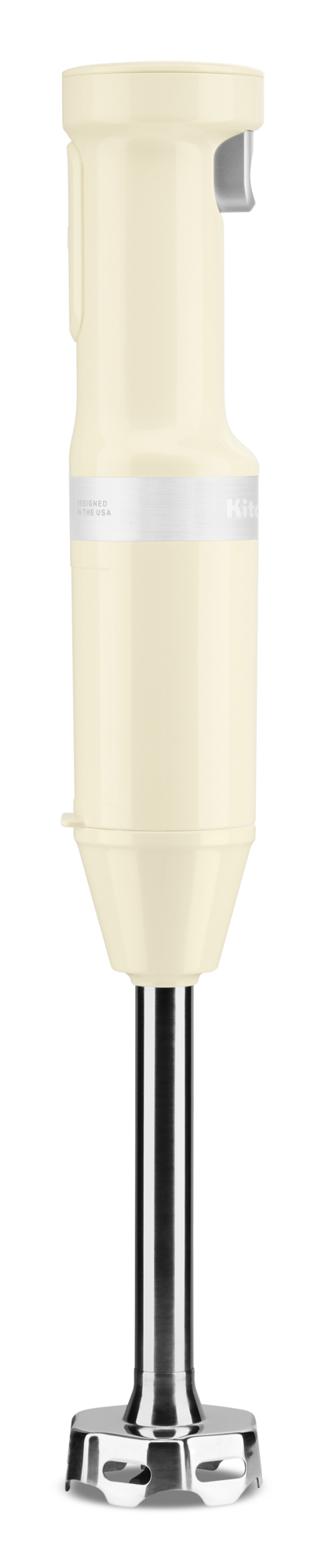 Ein weißer und silberner KitchenAid-Handmixer wird gezeigt. Der Klingenschutz befindet sich unten mit einem silbernen Sockel.