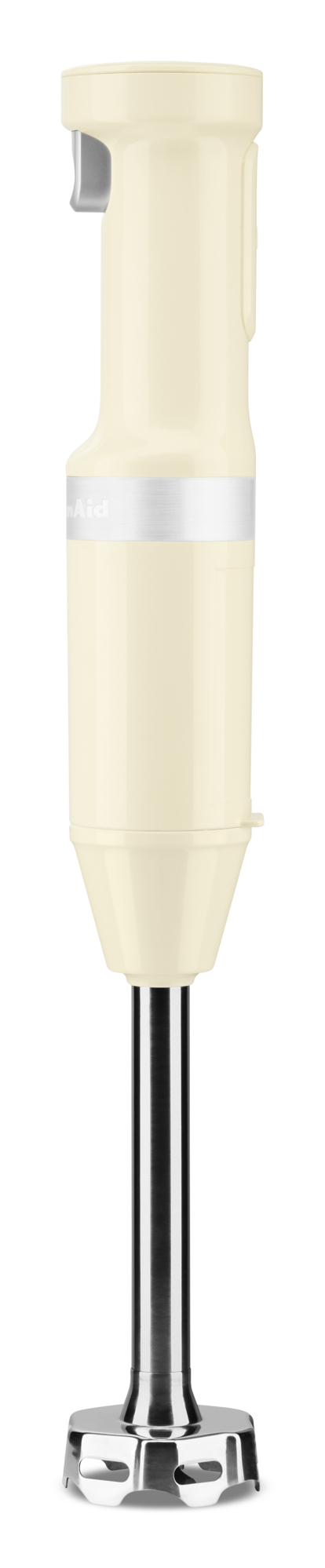 Cremefarbener KitchenAid-Stabmixer, Edelstahlklinge am Boden, weißer Hintergrund.