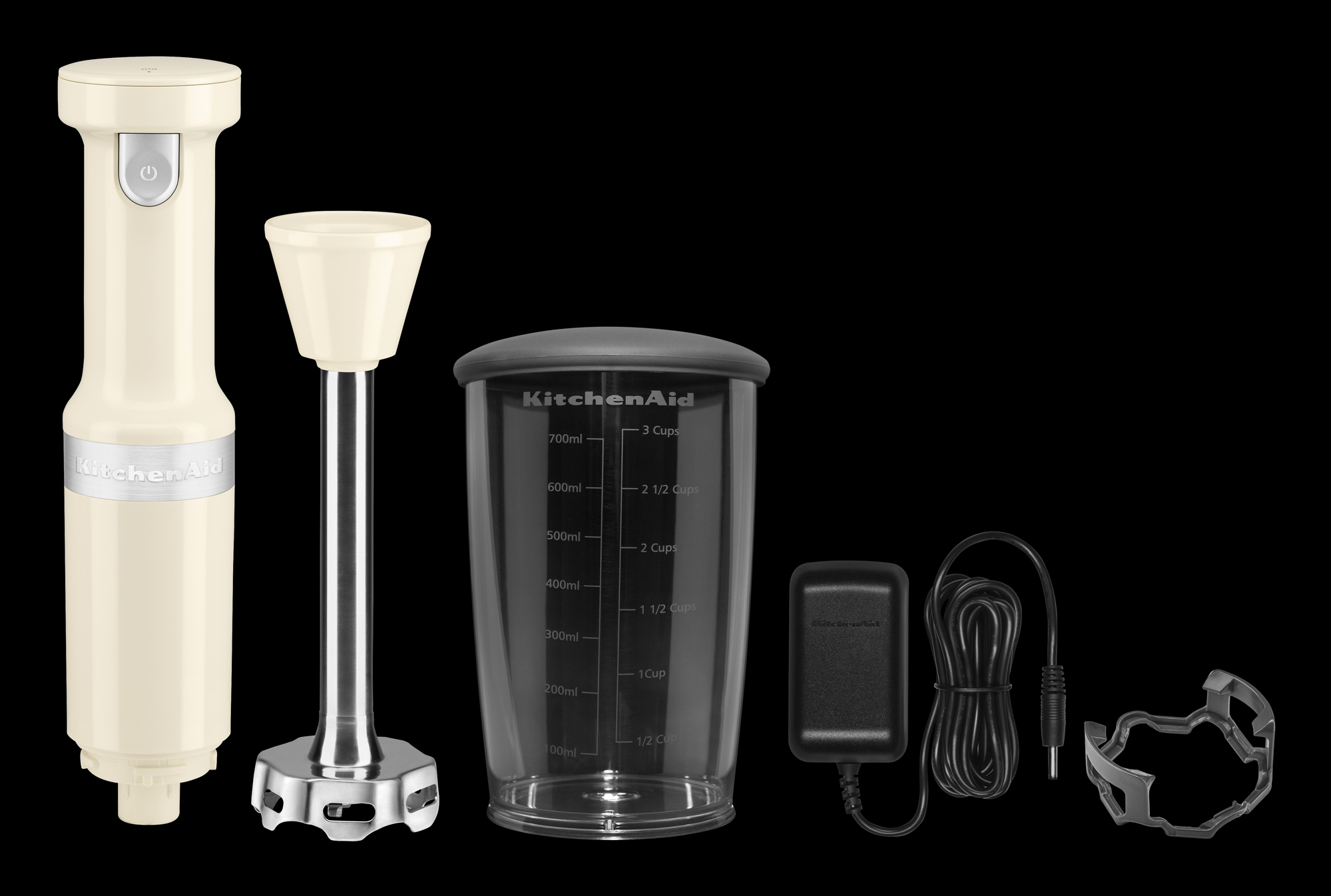 Ein KitchenAid-Stabmixer mit Zubehör auf schwarzem Hintergrund.