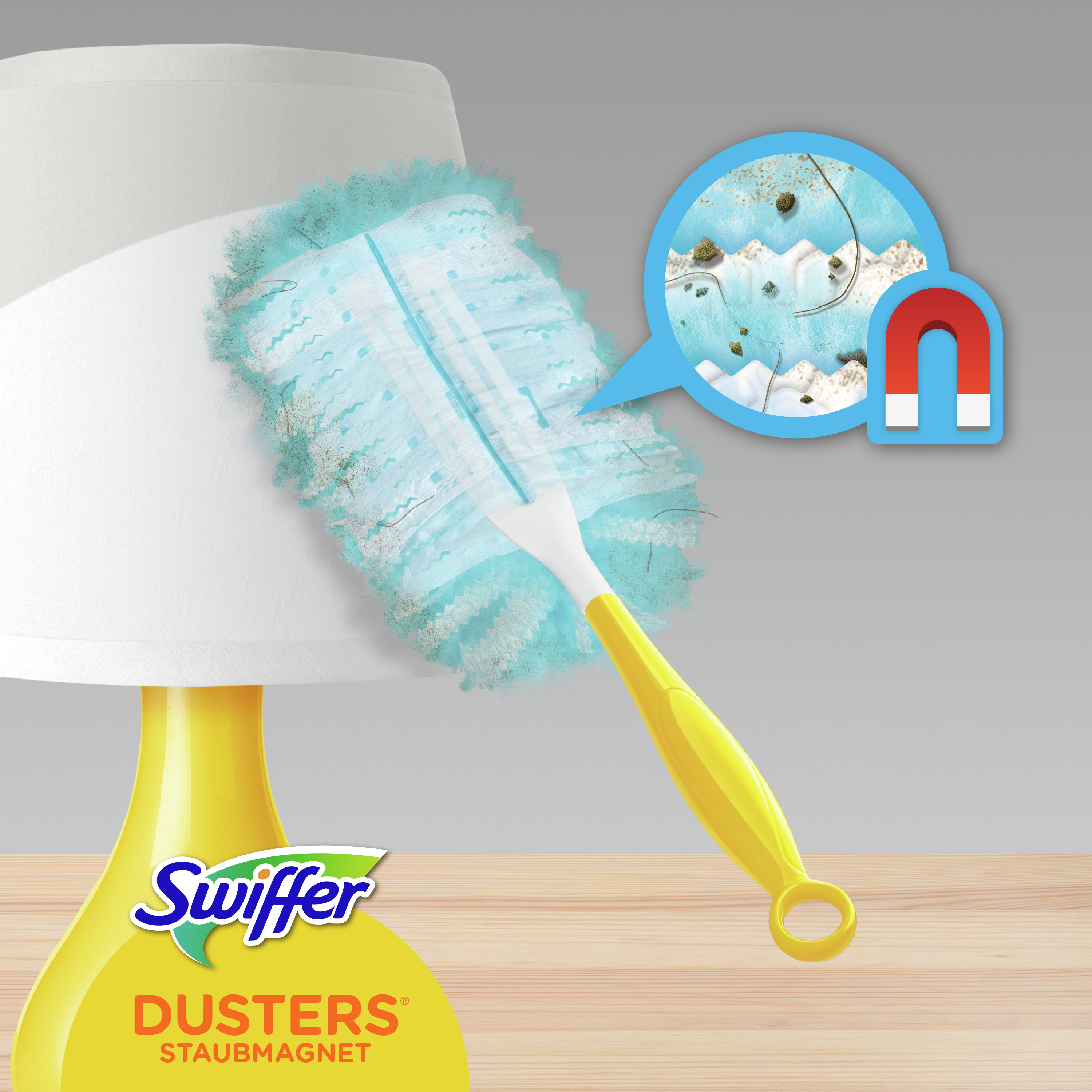 Ein Swiffer-Staubtuch reinigt eine Lampe. Staub wird in einer Blase gezeigt. Der Staubwedel hat einen gelben Griff und einen blauen Kopf.