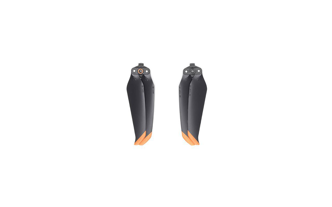 Zwei schwarze Drohnenpropeller mit orangenen Spitzen, isoliert auf weißem Hintergrund.