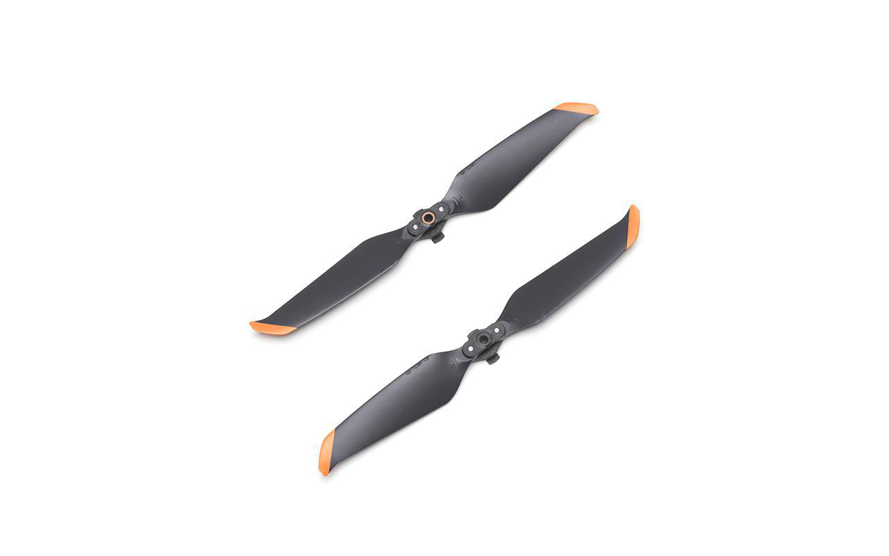 Zwei schwarze Drohnenpropeller mit orangen Spitzen auf weißem Hintergrund.
