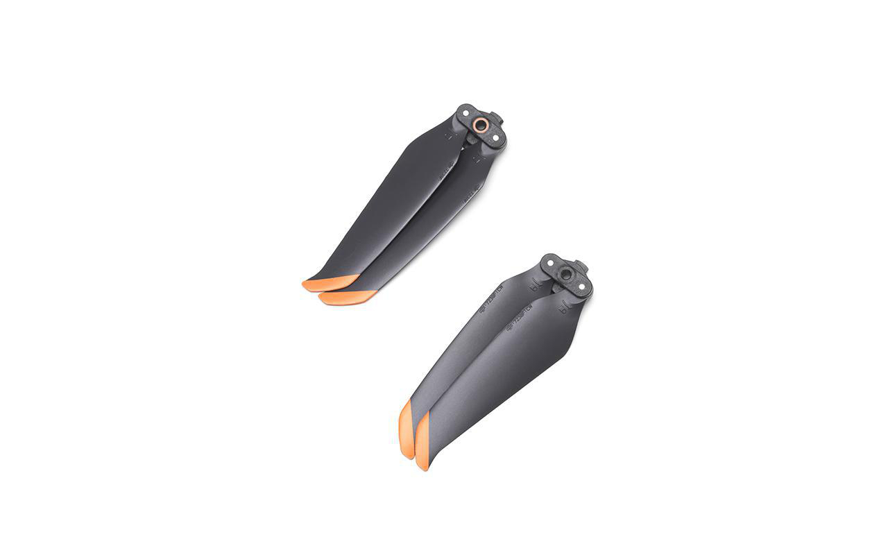 Zwei graue und orangefarbene Drohnenpropeller. Sie befinden sich auf weißem Hintergrund.
