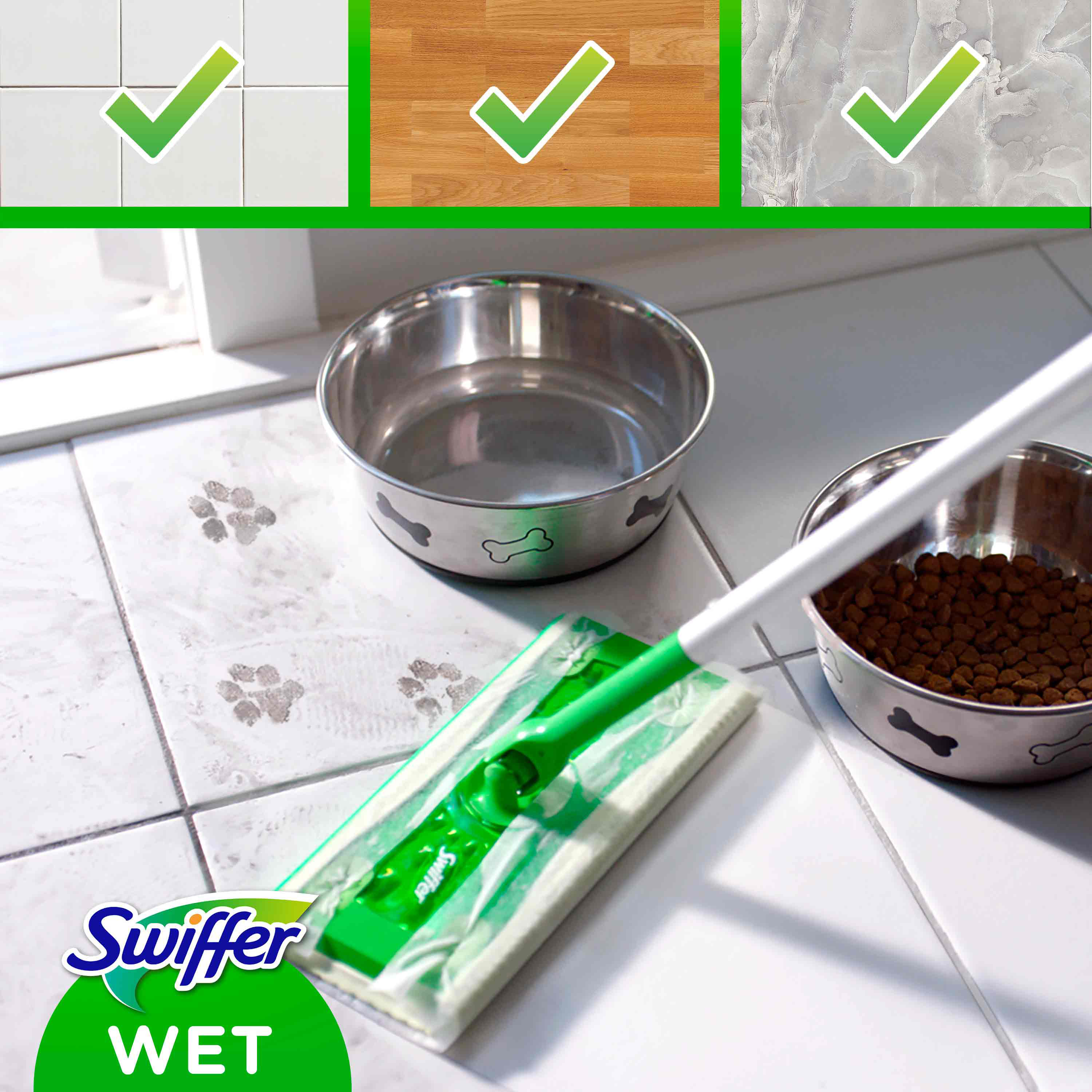 Swiffer Nasswischer reinigt einen Fliesenboden. Hundepfotenabdrücke sind sichtbar. Schalen liegen auf dem Boden.