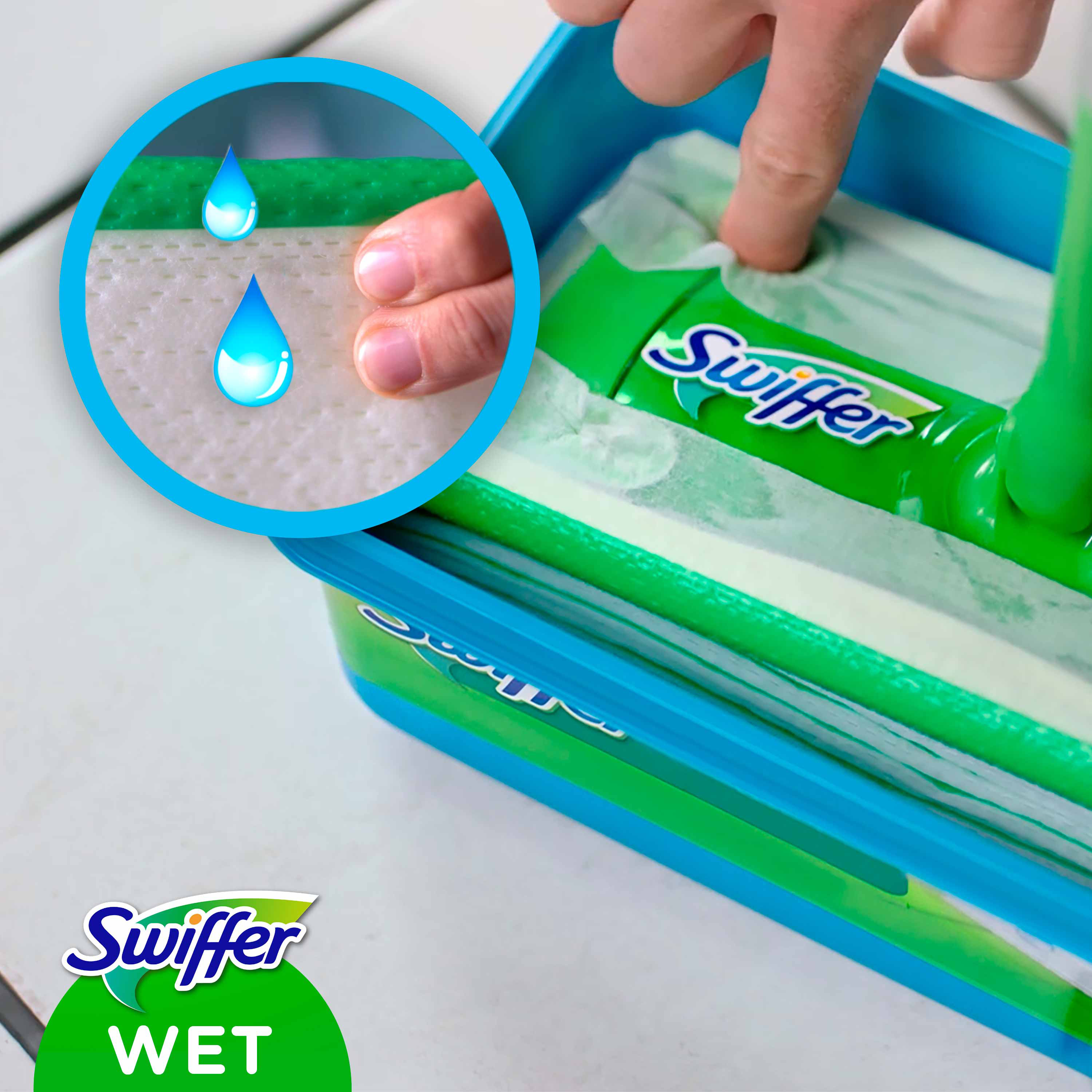 Eine Person drückt auf ein Swiffer Wet Pad. Das Produkt befindet sich in einem blauen Behälter.