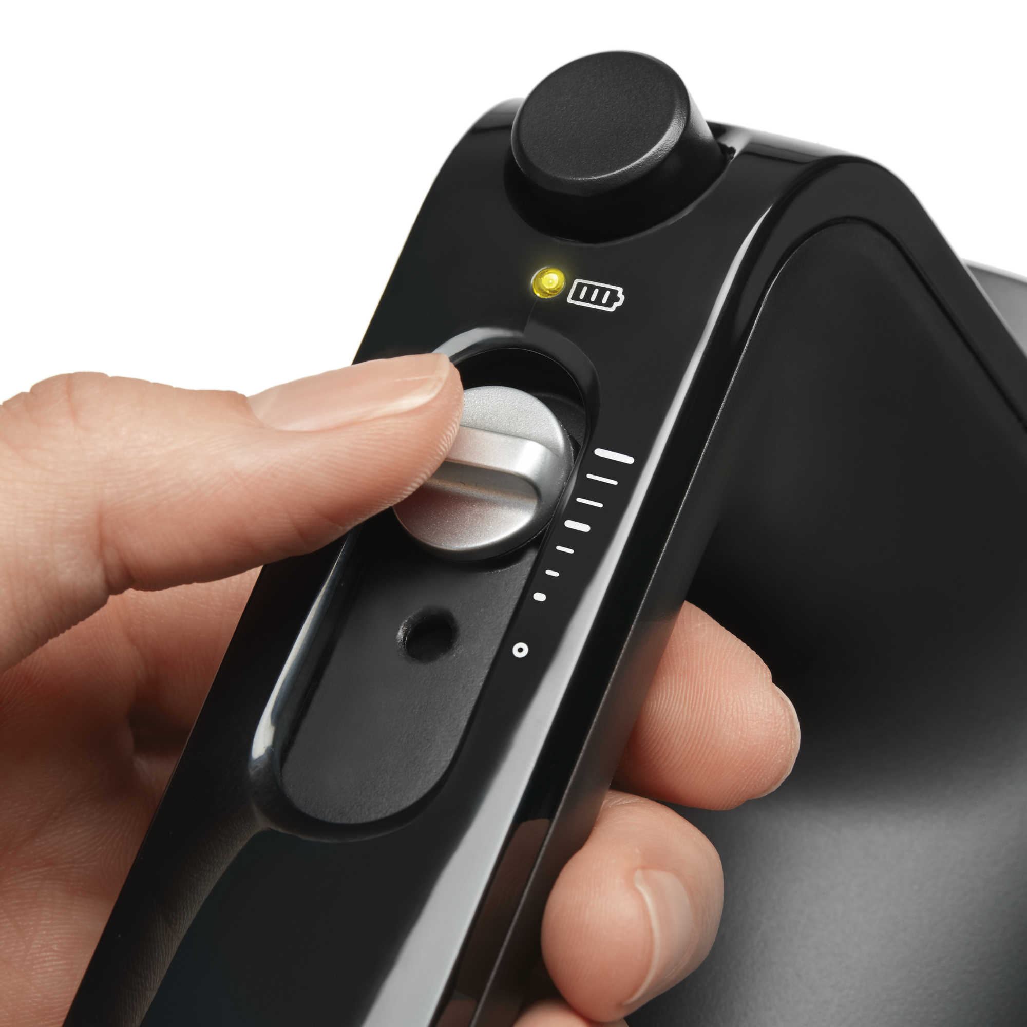 Eine Hand drückt einen Knopf an einem schwarzen KitchenAid Handmixer, mit Batteriestandsanzeige.