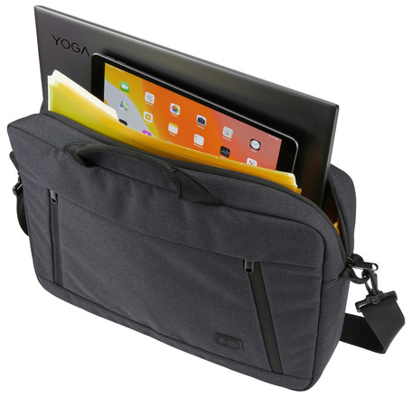 Ein schwarzer Laptop, Tablet und gelbe Ordner in einer grauen Case Logic Aktentasche, auf weißem Hintergrund.