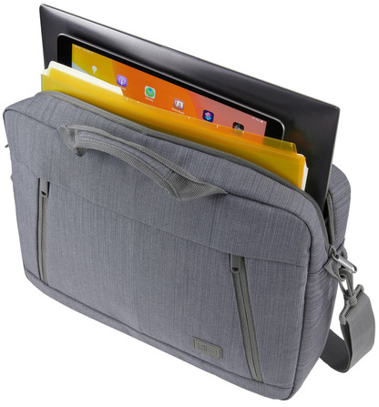 Eine graue Laptoptasche mit Tablet und Dokumenten. Die Tasche hat Reißverschlüsse und einen Schultergurt.
