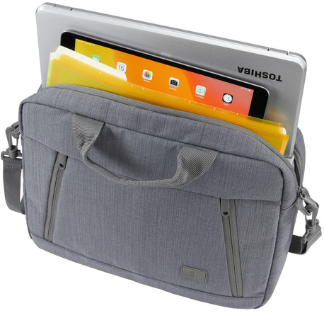 Eine graue Laptoptasche ist geöffnet und zeigt einen Laptop, ein Tablet und eine gelbe Mappe.