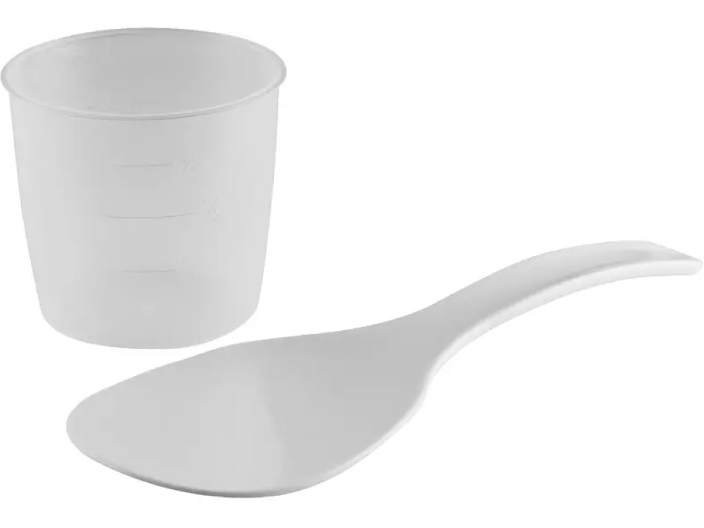 Taza medidora blanca y paleta de arroz blanca sobre fondo blanco.