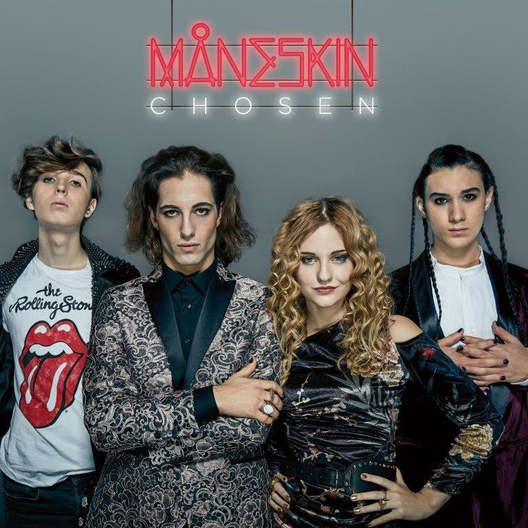 Maneskin együttes, négy tag, neon piros felirat, a 'Chosen' szó szürke háttérben.