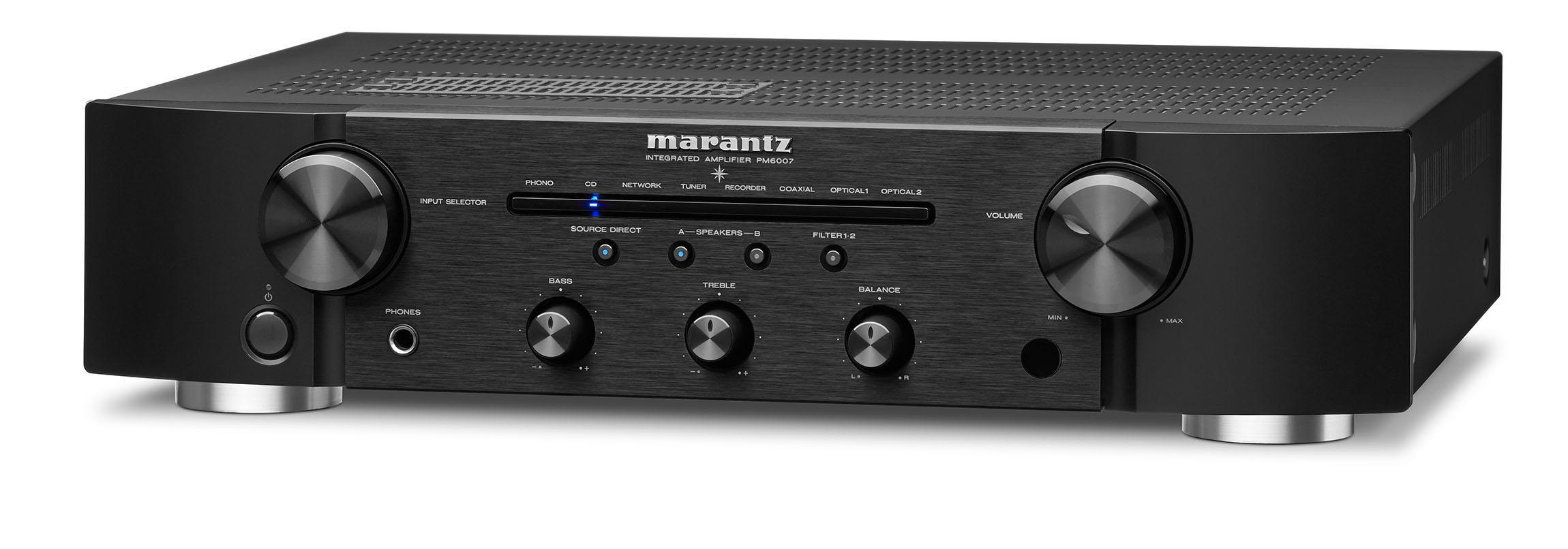 Ein schwarzer Marantz-Verstärker mit Knöpfen und Tasten auf weißem Hintergrund.