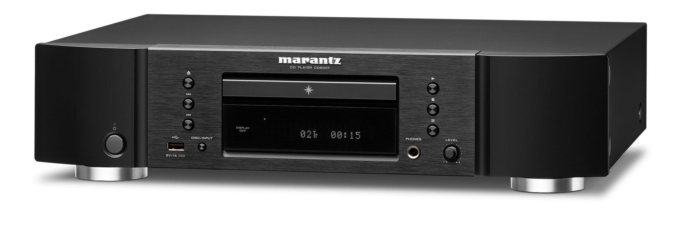 Schwarzer CD-Player mit Knöpfen und Display, Marke Marantz, auf weißem Hintergrund.