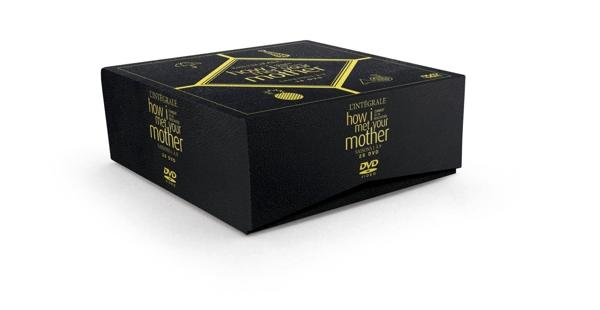 Un coffret DVD noir de 'How I Met Your Mother' avec des lettres dorées. La boîte est sur fond blanc.