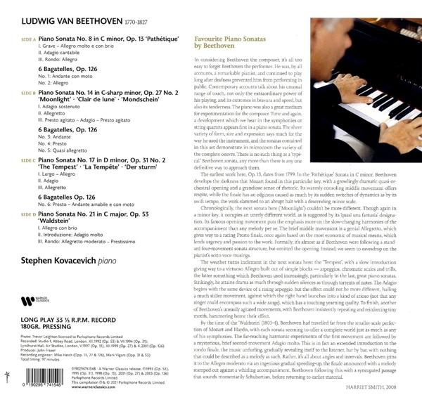 Ein Buch mit Text über Ludwig van Beethoven. Seite mit Text und einem Foto eines Klaviers.
